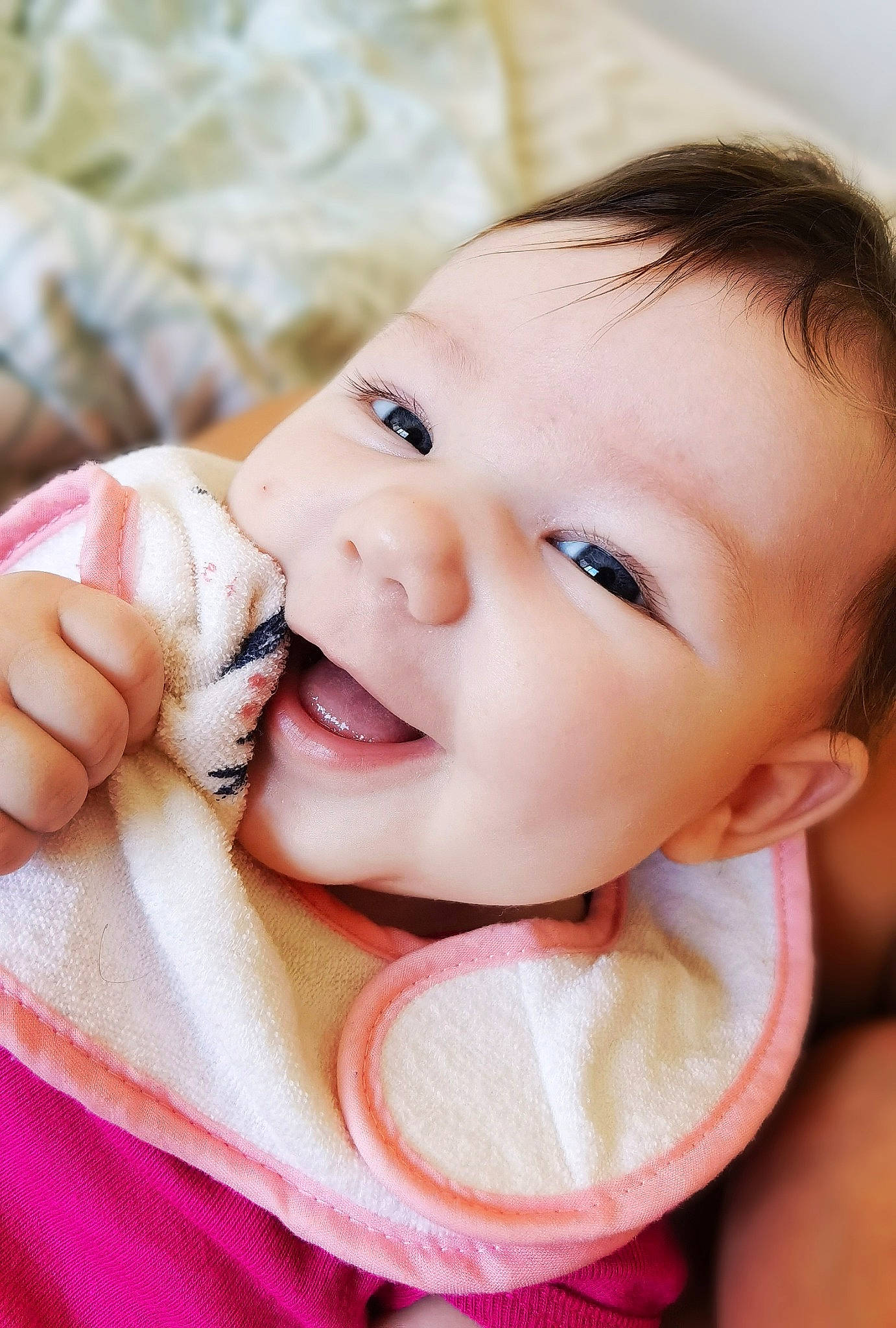 Giulia a rejoint le concours — aidez-le/la à gagner de superbes lots ! baby, baby_toddler_clothing, cheek, chin, ear, eyebrow, eyelash, facial_expression, finger, gesture, hand, happy, iris, lip, mouth, nose, person, pink, skin, smile