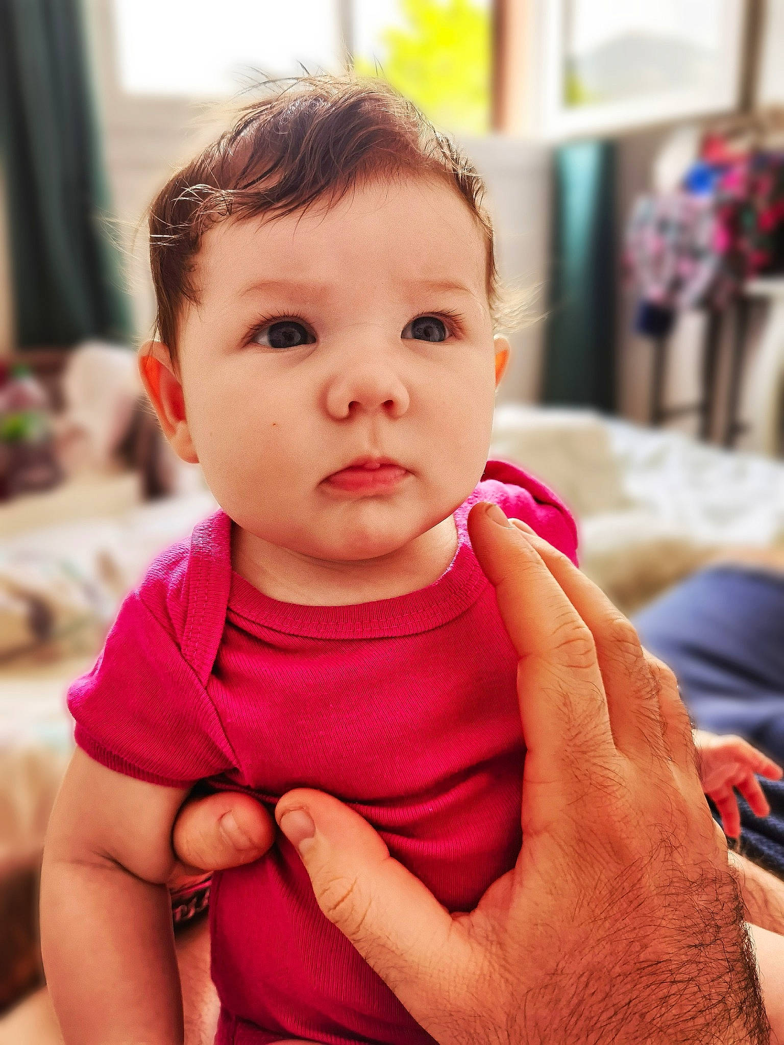 Giulia a rejoint le concours — aidez-le/la à gagner de superbes lots ! baby, baby_toddler_clothing, cheek, chin, eye, eyelash, face, facial_expression, finger, fun, gesture, hand, happy, iris, lip, neck, nose, person, skin, thumb
