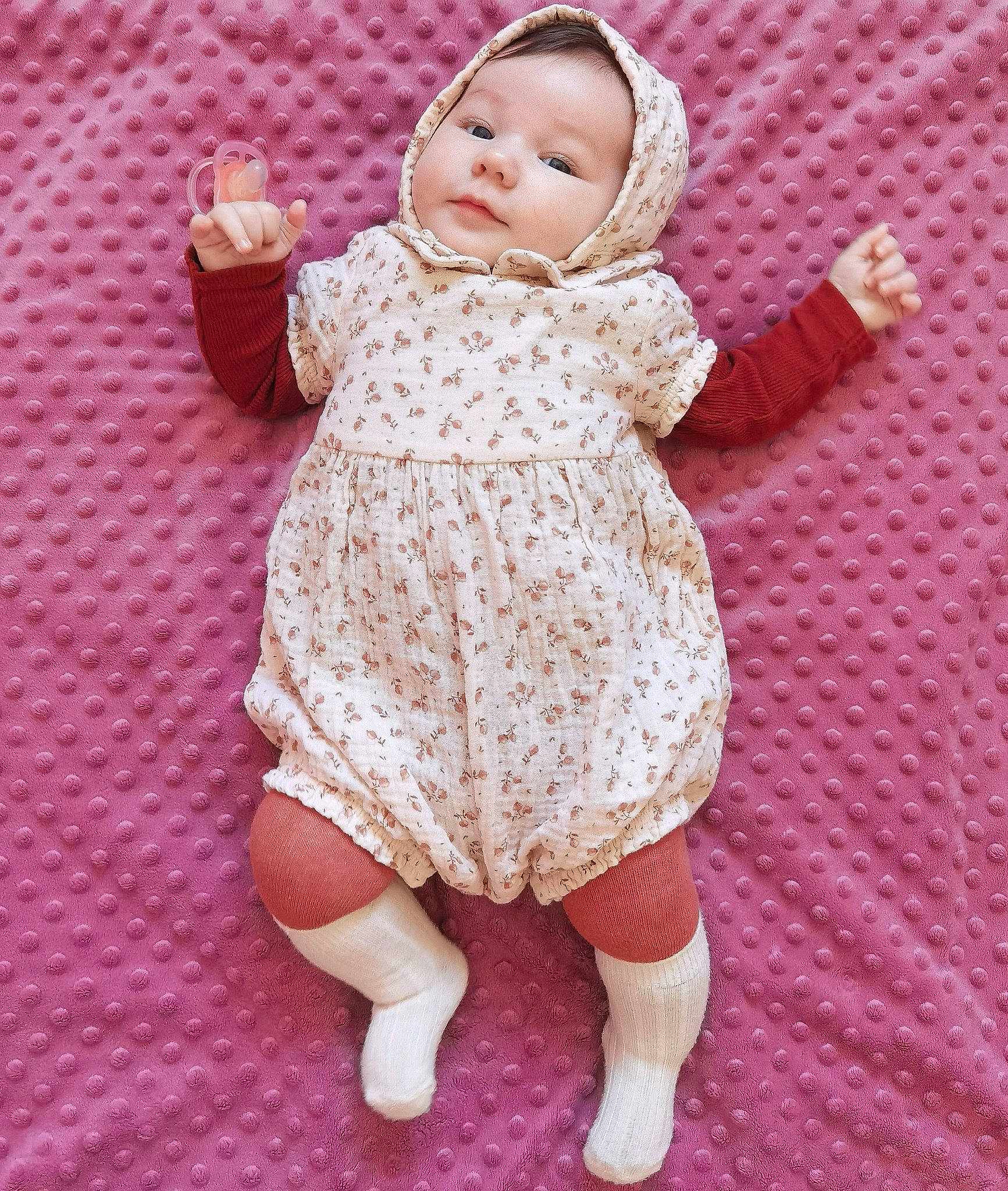 Giulia participe au concours pour gagner de l'argent avec cette photo : baby, baby_toddler_clothing, cheek, day_dress, dress, face, finger, flooring, gesture, hand, happy, head, human_leg, one_piece_garment, pattern, person, pink, skin, sleeve, textile