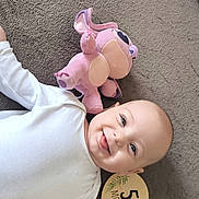 Lyna participe au concours pour gagner de l'argent avec cette photo : baby, infant, smiling, milestone_disc, five_months, stuffed_animal, plush_toy, onesie, lying_down, blanket, happy, portrait, face, cute, toy, nursery_item, cozy, floor, blue_eyes, cheerful