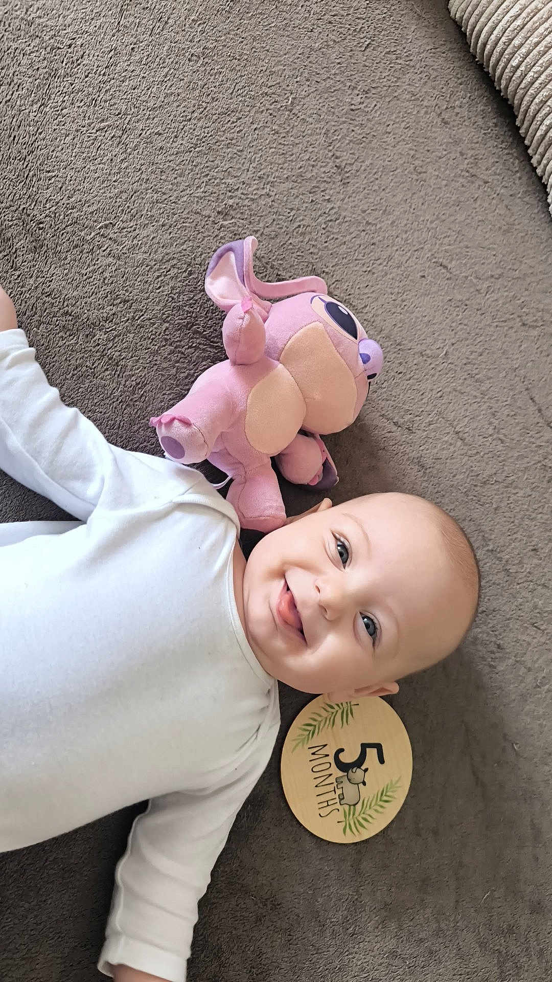 Lyna participe au concours pour gagner de l'argent avec cette photo : baby, infant, smiling, milestone_disc, five_months, stuffed_animal, plush_toy, onesie, lying_down, blanket, happy, portrait, face, cute, toy, nursery_item, cozy, floor, blue_eyes, cheerful