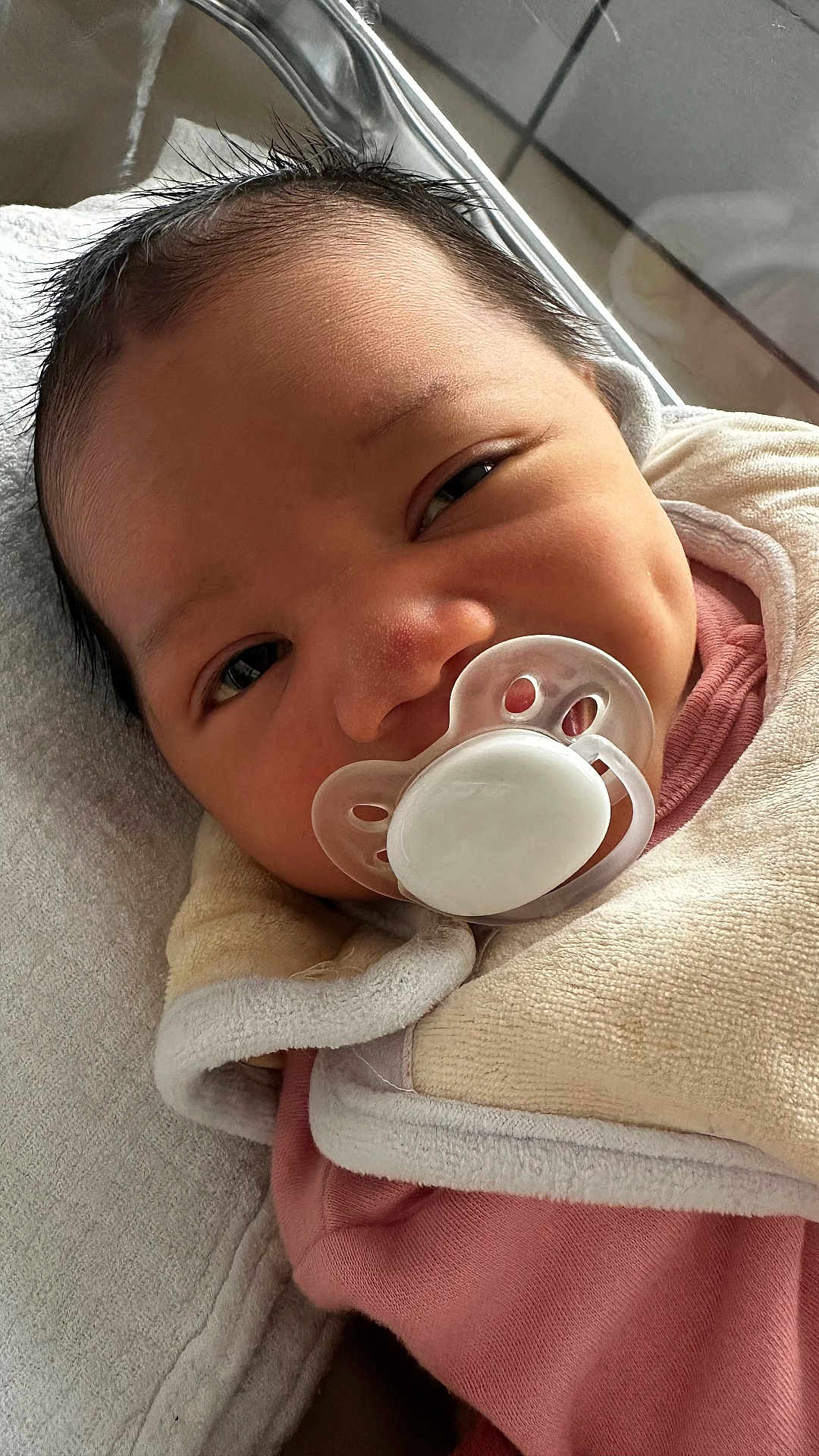 élora a rejoint le concours — aidez-le/la à gagner de superbes lots ! baby, pacifier, blanket, pink_clothing, face, infant, closeup, cute, sleeping_area, soft_texture, newborn, head, skin, eyelashes, indoors, person, portrait, resting, cozy, young_child