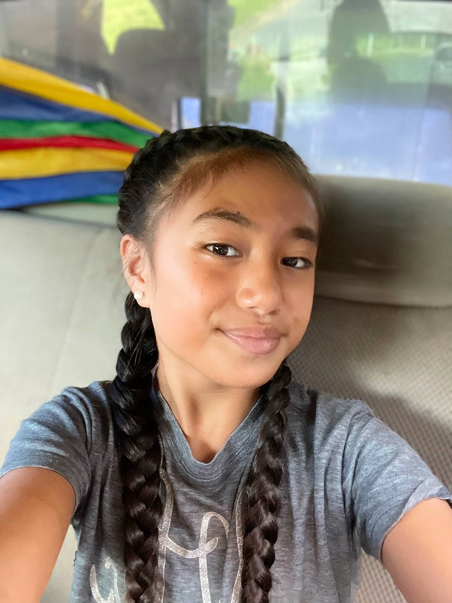 Maëlys participe au concours pour gagner de l'argent avec cette photo : black_hair, chin, cool, eyebrow, eyelash, facial_expression, family_car, forehead, fun, happy, jaw, joy, leisure, lip, neck, nose, person, skin, smile, t_shirt