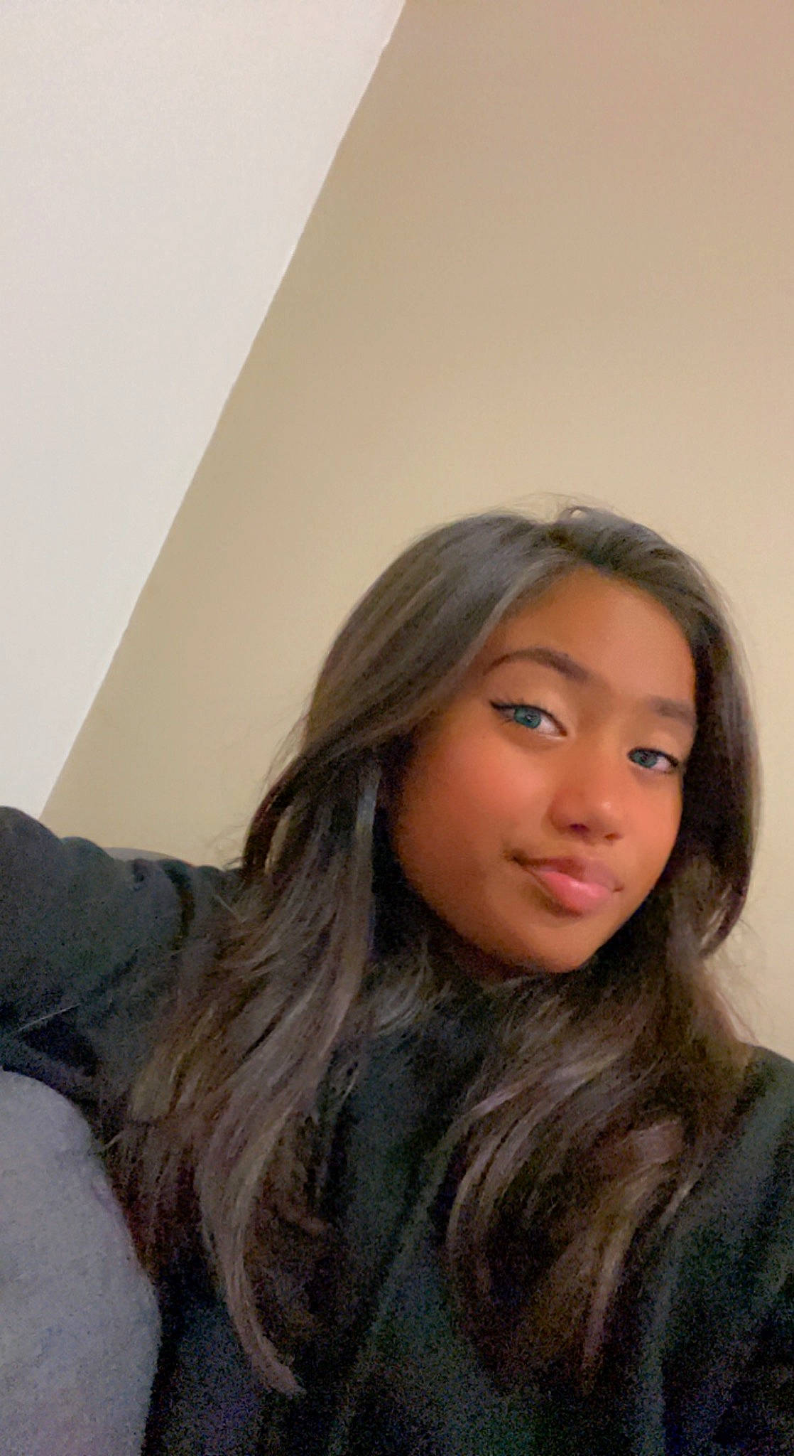 Maëlys participe au concours pour gagner de l'argent avec cette photo : blond, brown_hair, eyebrow, eyelash, flash_photography, fur, hair, hair_coloring, happy, jaw, layered_hair, lip, long_hair, person, photo_shoot, portrait, portrait_photography, selfie, sitting, skin