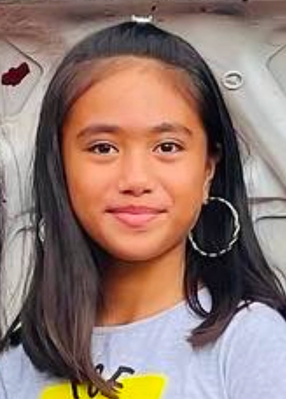 Maëlys a rejoint le concours — aidez-le/la à gagner de superbes lots ! audio_equipment, black_hair, cheek, child, chin, cool, eyebrow, eyelash, fun, hair, happy, joy, long_hair, nose, person, portrait_photography, school_uniform, smile, t_shirt, toddler