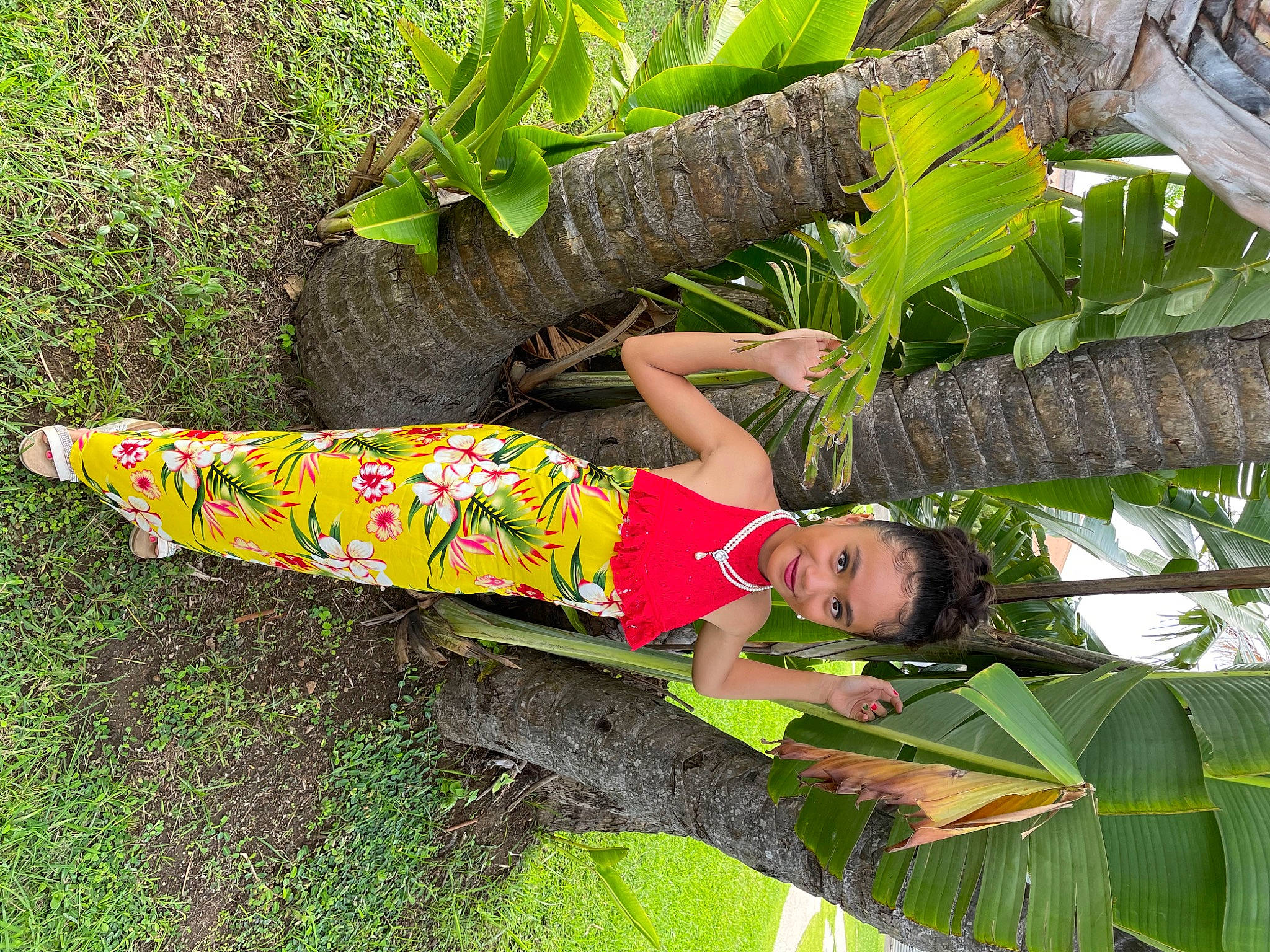 Maëlys a rejoint le concours — aidez-le/la à gagner de superbes lots ! arecales, banana_family, banana_leaf, botany, elbow, ensete, flowering_plant, grass, human_leg, joy, leisure, organism, outdoor_furniture, people_in_nature, person, plant, sandal, terrestrial_plant, thigh, tints_and_shades