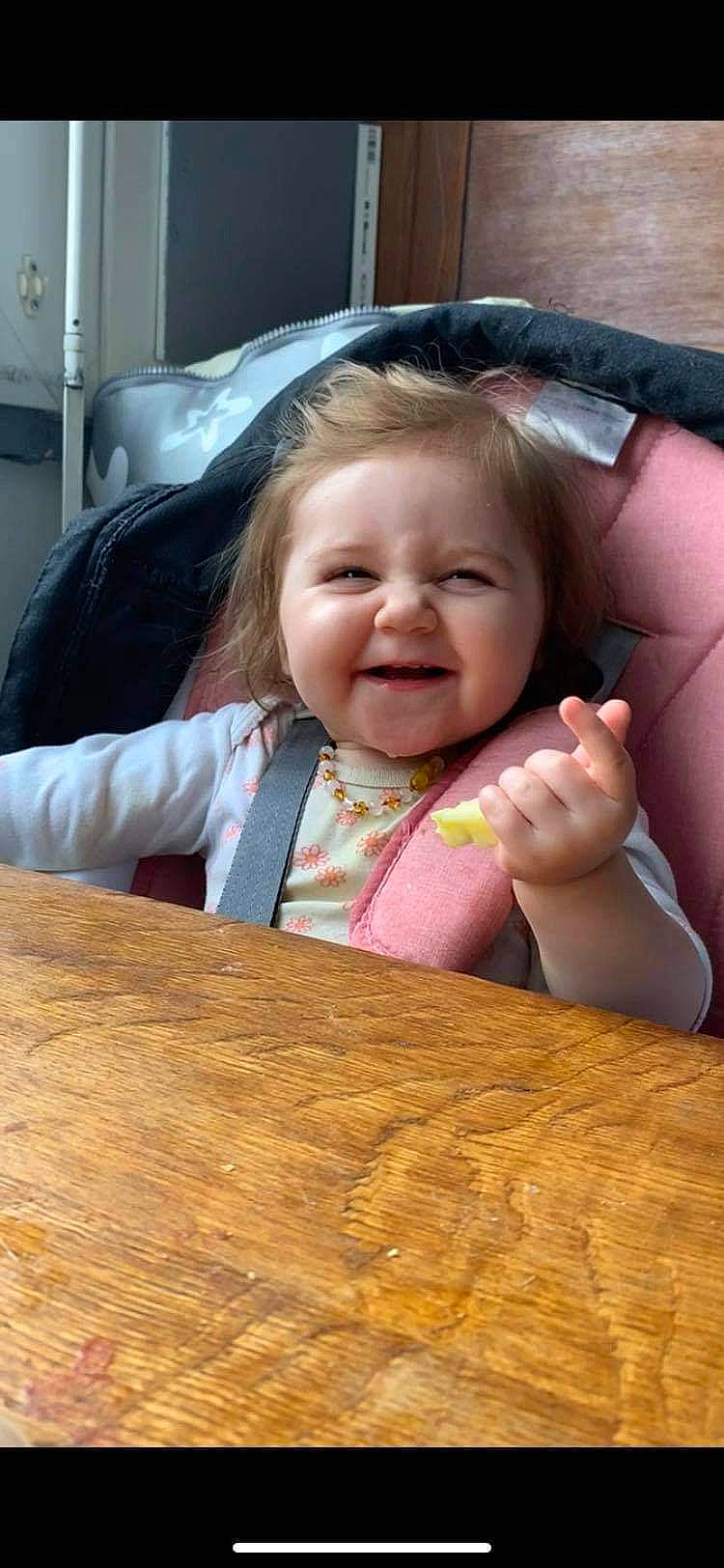 Inaïa a rejoint le concours — aidez-le/la à gagner de superbes lots ! baby, baby_toddler_clothing, cheek, chin, eye, eyebrow, face, finger, gesture, hair, hairstyle, happy, human_body, iris, joy, lip, mouth, nose, person, skin