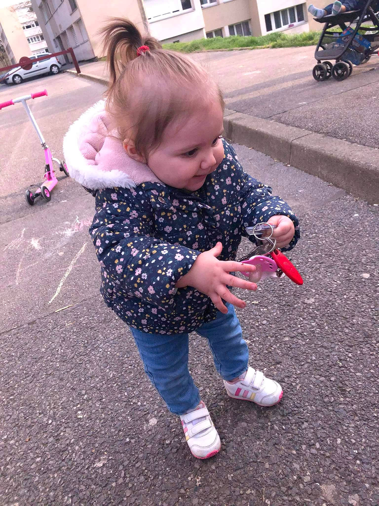Inaïa participe au concours pour gagner de l'argent avec cette photo : asphalt, automotive_tire, black, cool, finger, fun, grass, hair, hand, jeans, joint, person, pink, product, recreation, road_surface, tire, toddler, vertebrate, wheel