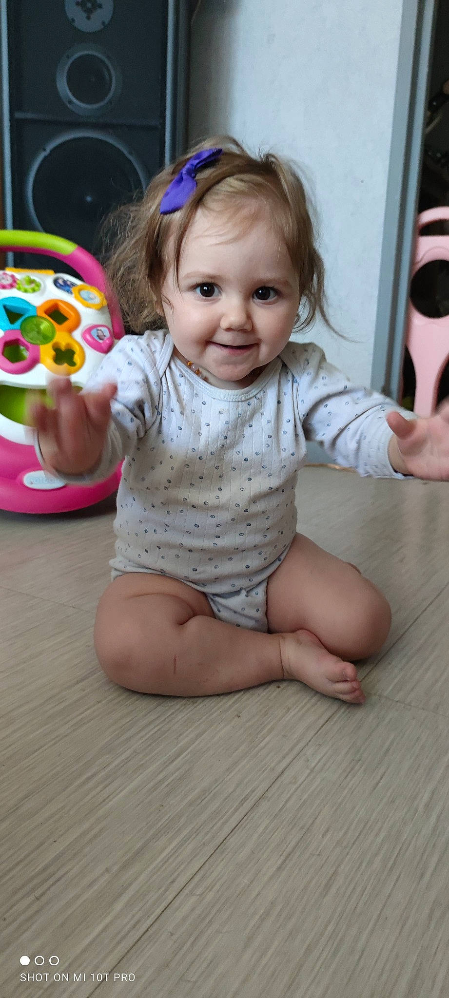 Inaïa a rejoint le concours — aidez-le/la à gagner de superbes lots ! baby, baby_toddler_clothing, cheek, eye, face, hair, hairstyle, hand, head, human_body, iris, joint, joy, leg, mouth, nose, organ, person, photograph, skin