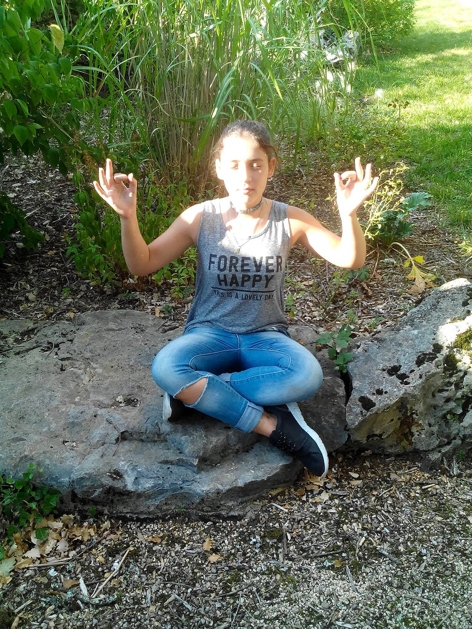 Tracy a rejoint le concours — aidez-le/la à gagner de superbes lots ! fun, garden, girl, grass, leisure, person, plant, recreation, sitting, tree, vacation, water