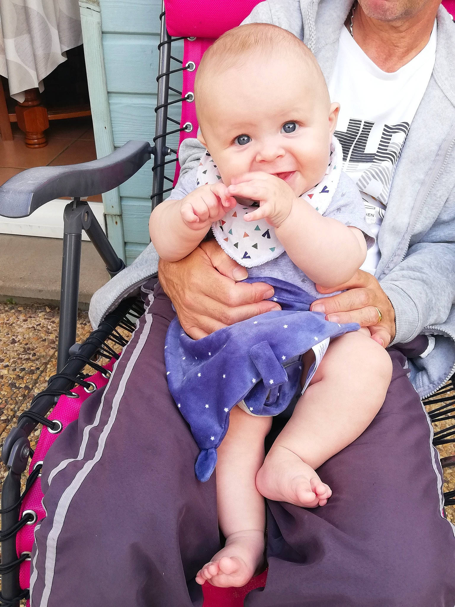 Eliot a rejoint le concours — aidez-le/la à gagner de superbes lots ! baby, baby_toddler_clothing, chair, child, dress, event, fun, happy, hat, lap, leg, magenta, people, person, pink, purple, sitting, skin, smile, toddler