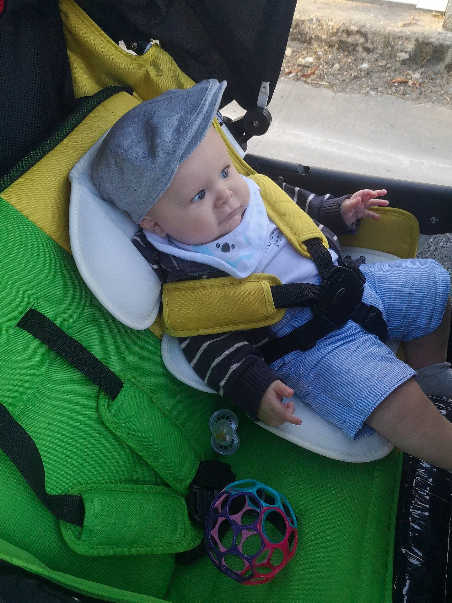 Eliot participe au concours pour gagner de l'argent avec cette photo : baby, baby_carriage, baby_products, baby_safety, baby_toddler_clothing, ball, comfort, football, fun, grass, green, headwear, person, personal_protective_equipment, product, purple, sitting, soccer, toddler, toy