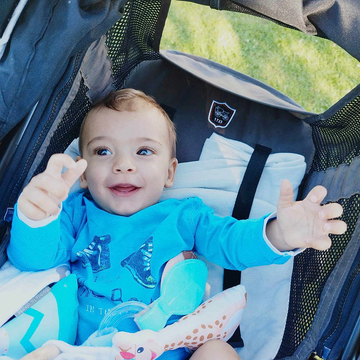 Lyad a rejoint le concours — aidez-le/la à gagner de superbes lots ! baby, clothing, coat, cutlery, face, furniture, glove, head, hosiery, jacket, pants, person, photography, portrait, sock, spoon, stroller, t_shirt, transportation, vehicle