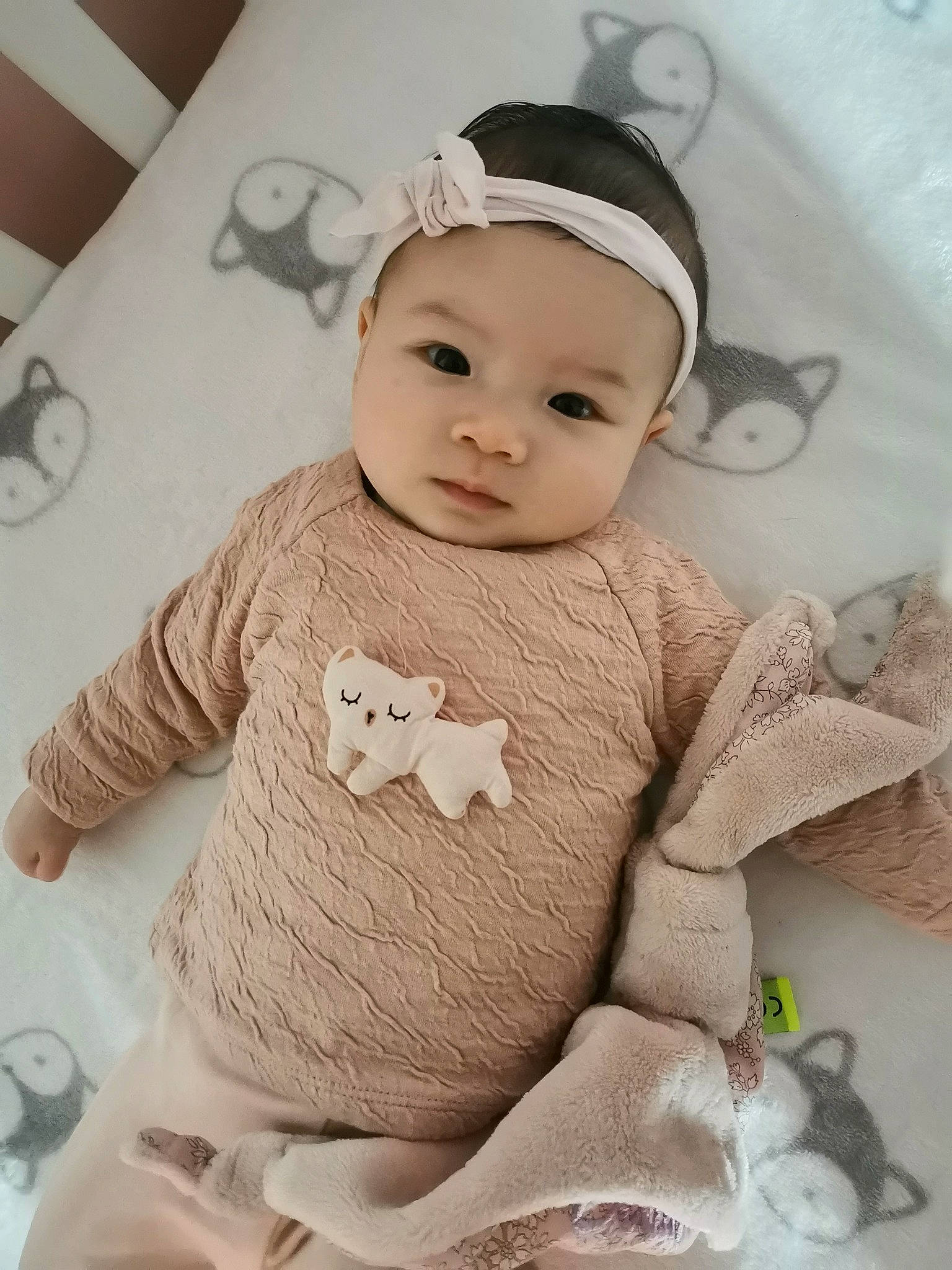 Eileen a rejoint le concours — aidez-le/la à gagner de superbes lots ! art, baby, baby_toddler_clothing, cap, cheek, child, dress, eye, happy, headwear, human_body, neck, outerwear, pattern, person, skin, sleeve, t_shirt, toddler, white
