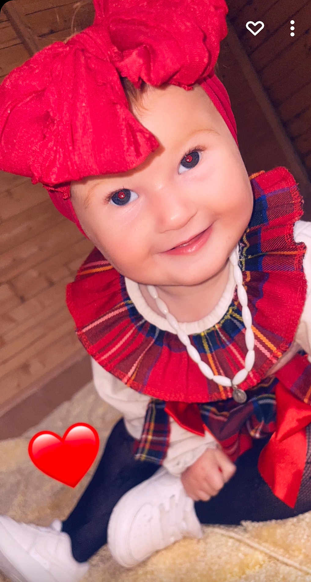 Lizea participe au concours pour gagner de l'argent avec cette photo : toddler, child, smile, red_bow, headband, plaid, necklace, white_shoes, sitting, indoor, wooden_wall, happy, cute, fashion, clothing, portrait, baby, accessory, red, heart_emoji