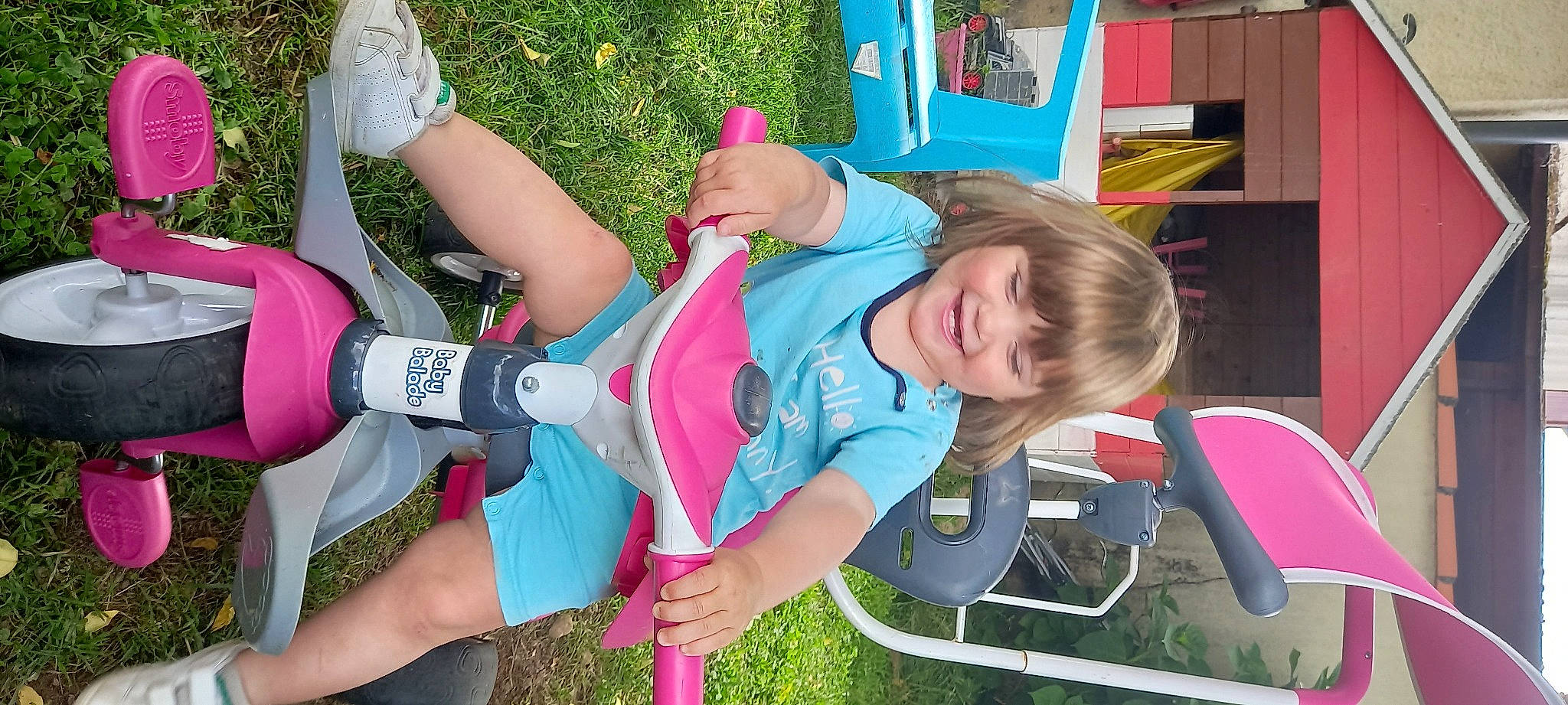 Yzia a rejoint le concours — aidez-le/la à gagner de superbes lots ! child, event, fun, grass, happy, joy, leisure, magenta, nail, outdoor_play_equipment, person, plant, play, recreation, smile, sock, t_shirt, thumb, toddler, vacation