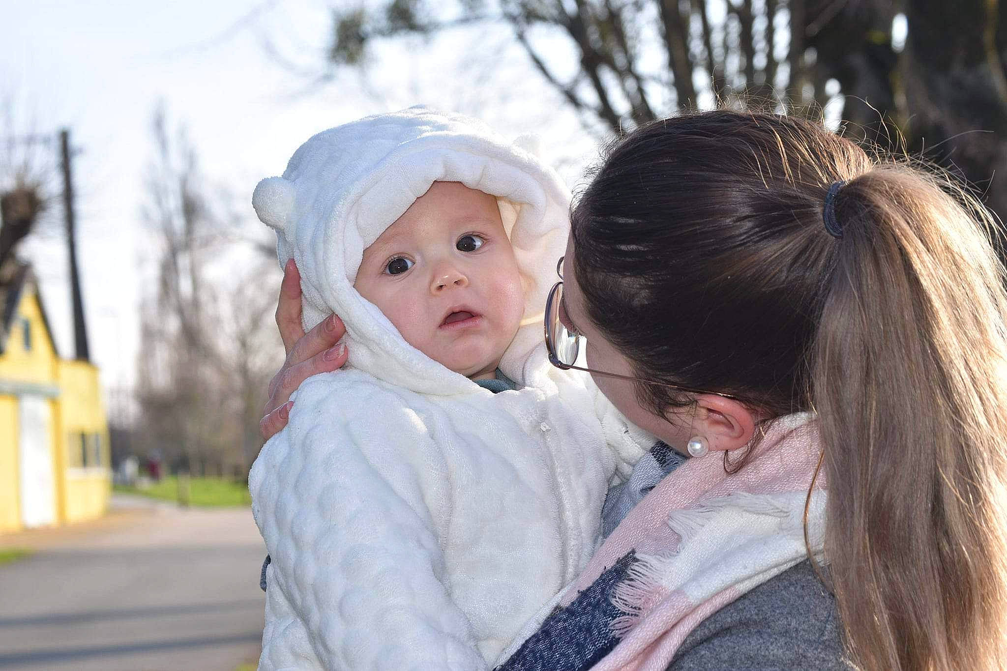 Leyann participe au concours pour gagner de l'argent avec cette photo : baby, child, fun, gesture, grass, happy, hat, headwear, hug, leisure, love, people_in_nature, person, plant, portrait_photography, recreation, sitting, sky, toddler, tree