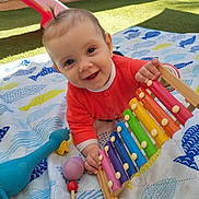 Kalyspo a rejoint le concours — aidez-le/la à gagner de superbes lots ! baby, child, toy, xylophone, colorful, outdoor, blanket, play, happy, smiling, grass, slide, sunlight, cute, person, infant, pattern, plastic_toy, wooden_toy, playtime