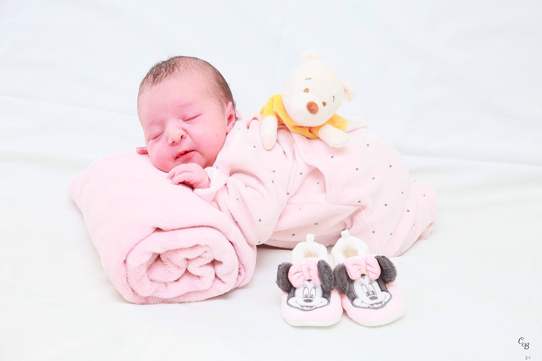 Emma a rejoint le concours — aidez-le/la à gagner de superbes lots ! baby, baby_products, baby_toddler_clothing, child, comfort, fashion_accessory, flooring, font, foot, fur, gesture, happy, linens, magenta, pattern, peach, person, petal, pink, sitting