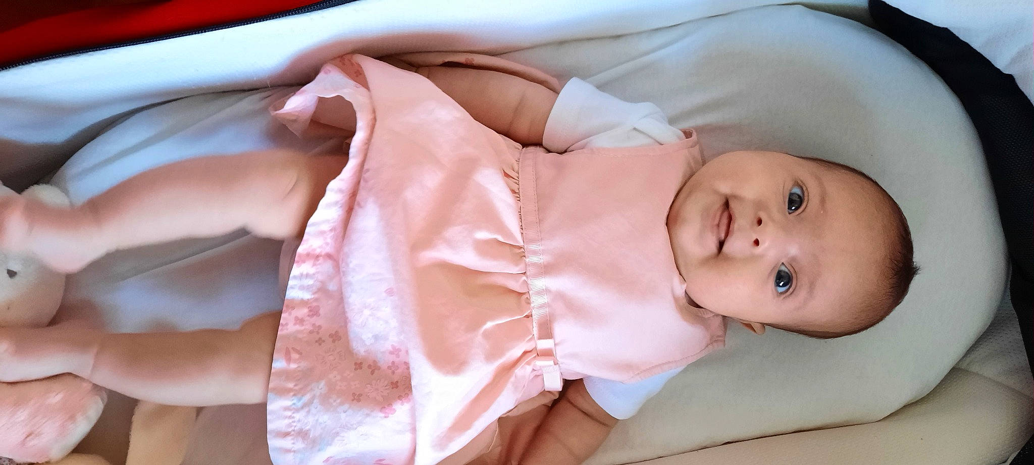 Emma a rejoint le concours — aidez-le/la à gagner de superbes lots ! baby, baby_products, baby_toddler_clothing, cheek, child, collar, comfort, eyelash, fashion_accessory, linens, lip, pattern, peach, person, pink, portrait_photography, rose, skin, sleeve, textile