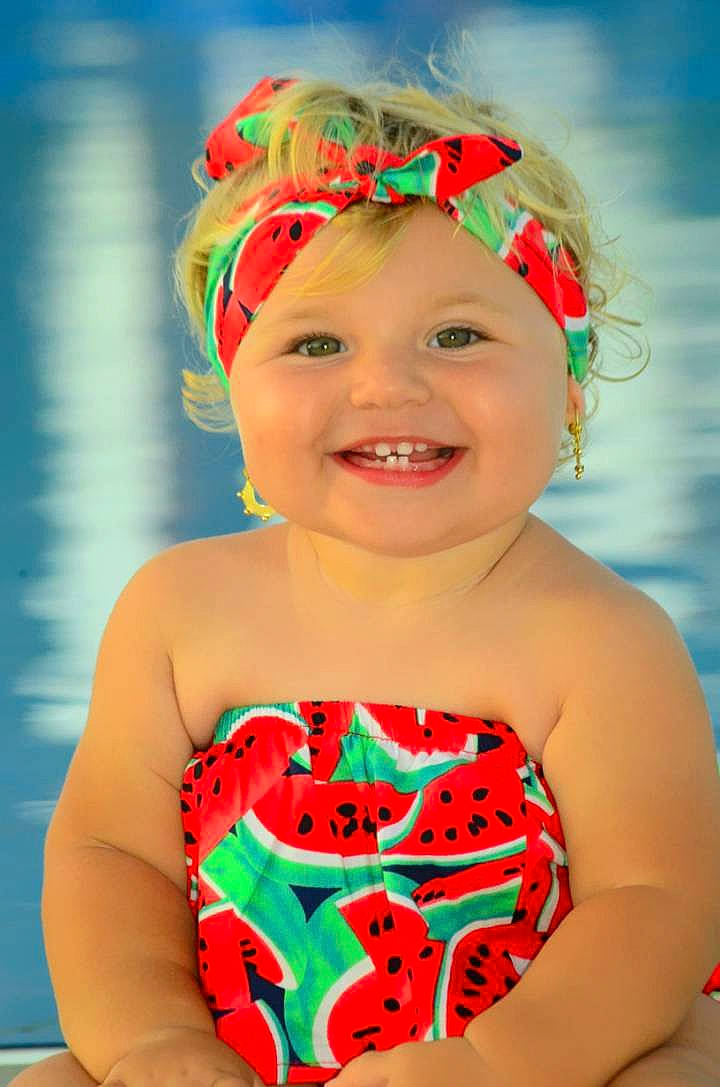 Eïvy a rejoint le concours — aidez-le/la à gagner de superbes lots ! baby, baby_float, baby_products, baby_toddler_clothing, cap, child, clothing, costume_accessory, fun, hair_accessory, happy, headgear, joy, person, personal_protective_equipment, play, product, recreation, summer, swim_cap