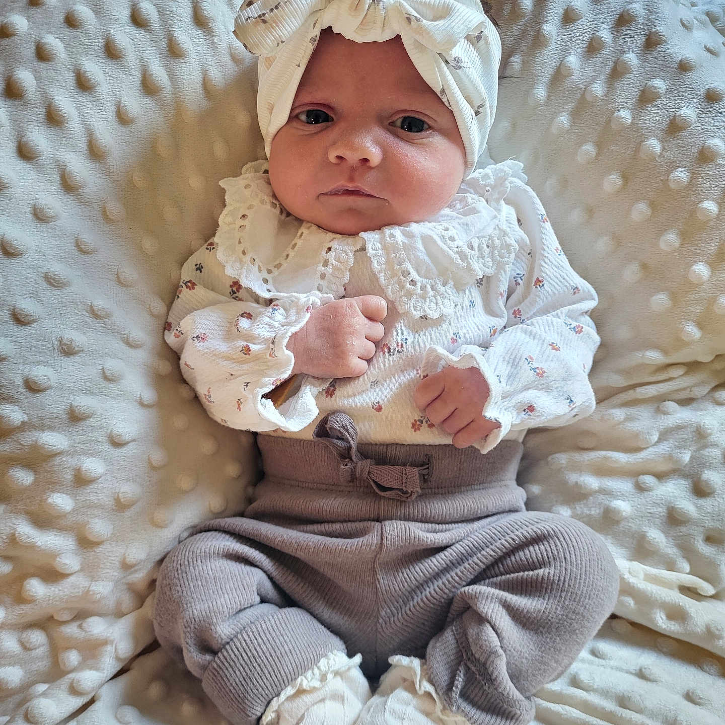 Maloé a rejoint le concours — aidez-le/la à gagner de superbes lots ! baby, beige, blanket, bow, closeup, clothing, cute, face, hands, headband, indoor, infant, newborn, pants, person, portrait, socks, soft, texture, white