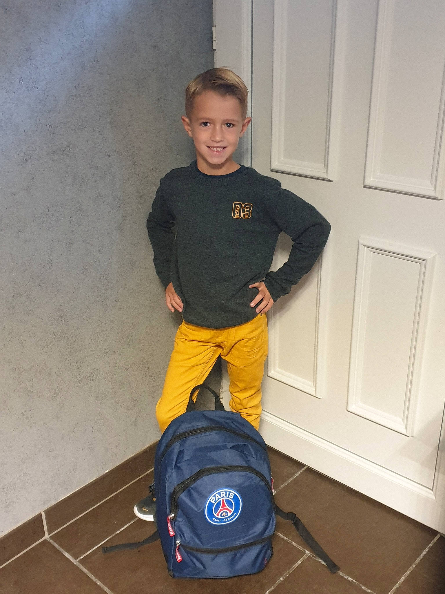 Richard a rejoint le concours — aidez-le/la à gagner de superbes lots ! baggage, joint, joy, luggage_and_bags, person, shoulder