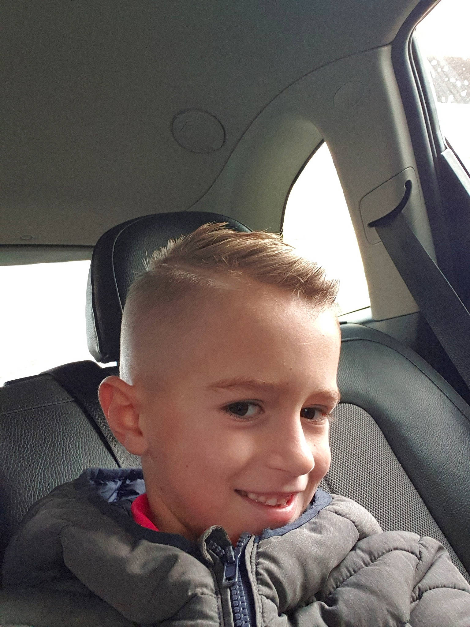 Richard participe au concours pour gagner de l'argent avec cette photo : auto_part, baby, baby_in_car_seat, car_seat, child, ear, face, family_car, head, head_restraint, joy, person, seat_belt, toddler, vehicle