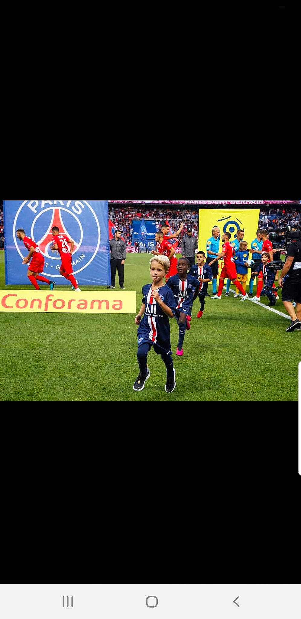 Richard participe au concours pour gagner de l'argent avec cette photo : ball_game, championship, competition_event, fan, fictional_character, football, football_player, games, grass, person, player, rugby, rugby_league, soccer_player, sport_venue, sports, sports_equipment, stadium, team, team_sport