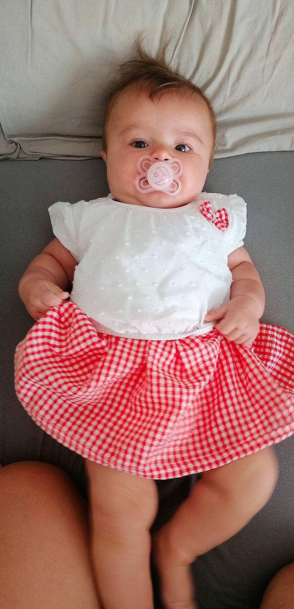 Elyse a rejoint le concours — aidez-le/la à gagner de superbes lots ! abdomen, baby, baby_products, baby_toddler_clothing, cheek, child, design, diaper, leg, lip, pattern, person, pink, polka_dot, product, sitting, skin, smile, toddler