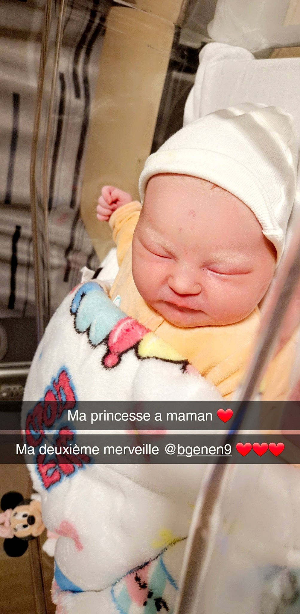 Lyana a rejoint le concours — aidez-le/la à gagner de superbes lots ! baby, baby_toddler_clothing, beanie, cap, child, event, fashion_accessory, finger, font, hand, happy, hat, knit_cap, nose, person, photo_caption, photograph, santa_claus, sleeve, toddler
