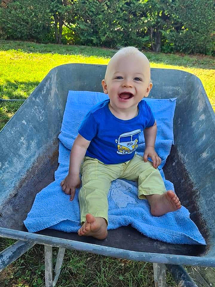 Nathan participe au concours pour gagner de l'argent avec cette photo : baby, baby_laughing, baby_toddler_clothing, comfort, electric_blue, fun, grass, green, happy, lap, leisure, outdoor_furniture, people_in_nature, person, plant, recreation, shorts, sitting, smile, t_shirt