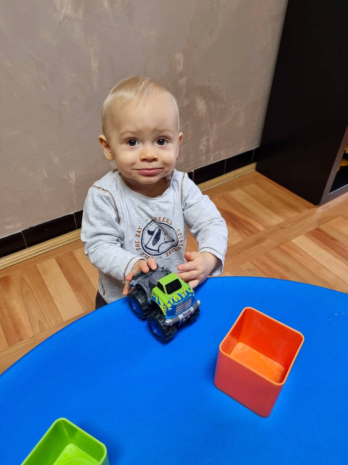 Nathan a rejoint le concours — aidez-le/la à gagner de superbes lots ! baby, baby_playing_with_toys, baby_toddler_clothing, baby_toys, child, floor, flooring, fun, hardwood, leisure, person, room, sitting, sleeve, smile, t_shirt, table, toddler, toy, varnish