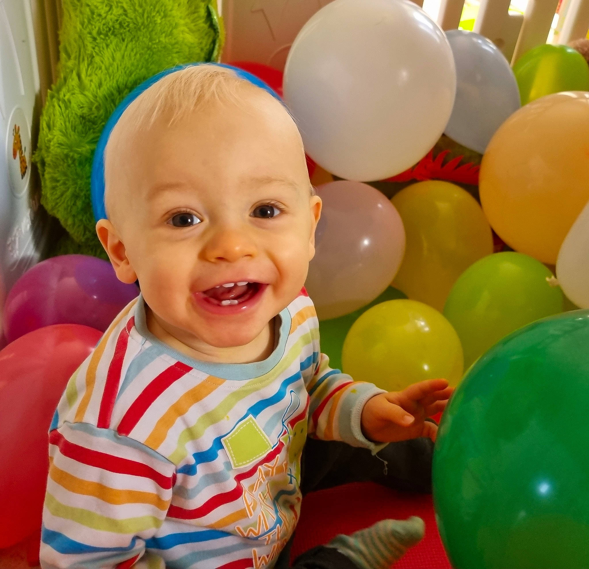 Nathan participe au concours pour gagner de l'argent avec cette photo : baby, baby_playing_with_toys, baby_toddler_clothing, balloon, beauty, child, facial_expression, fun, green, happy, head, leisure, organ, party_supply, people, person, photograph, product, smile, standing
