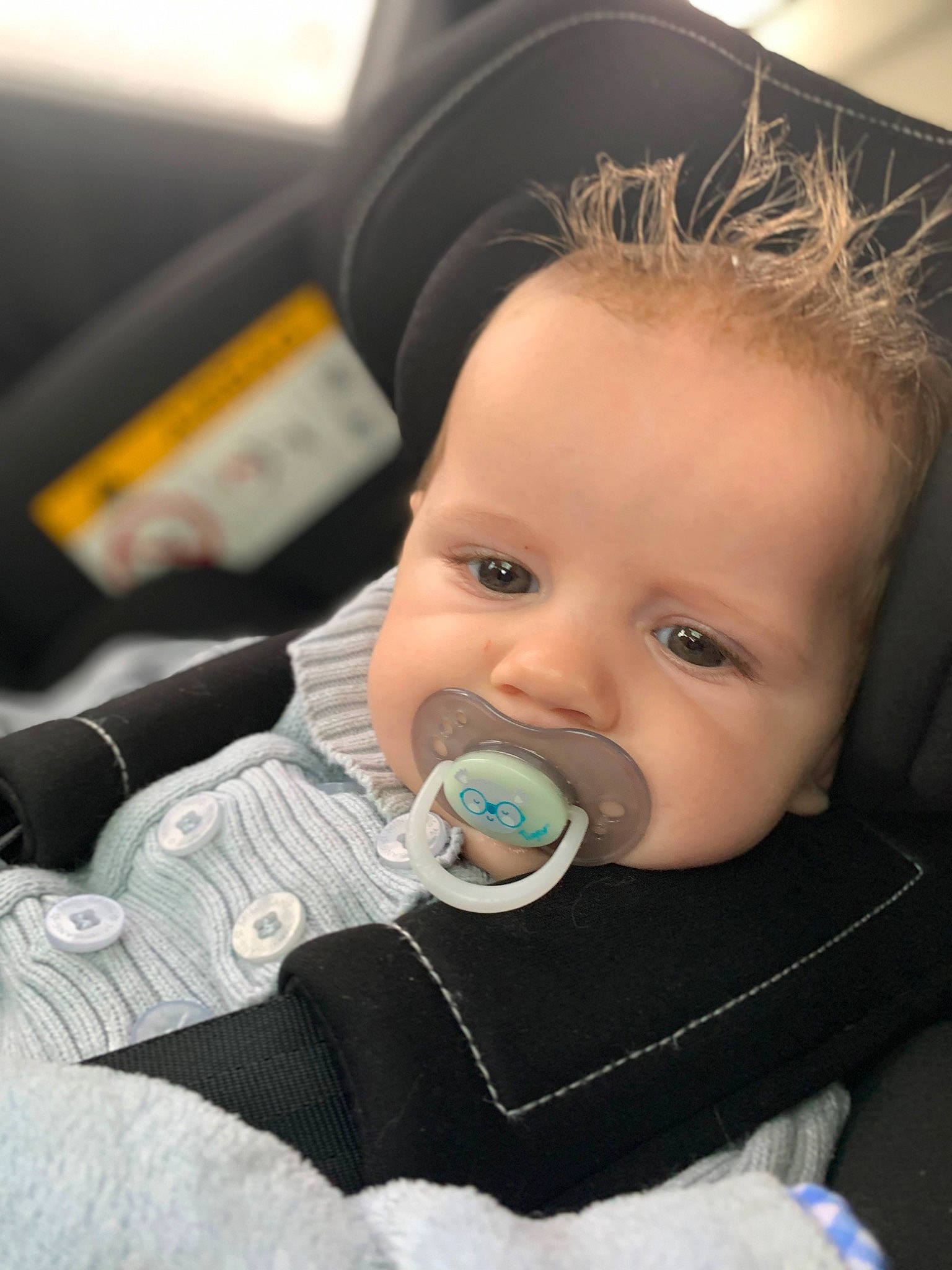 Logan a rejoint le concours — aidez-le/la à gagner de superbes lots ! baby, baby_carriage, baby_products, baby_toddler_clothing, cheek, child, comfort, eyelash, face, flash_photography, hairstyle, happy, iris, mouth, nose, person, sitting, skin, steering_wheel, toddler
