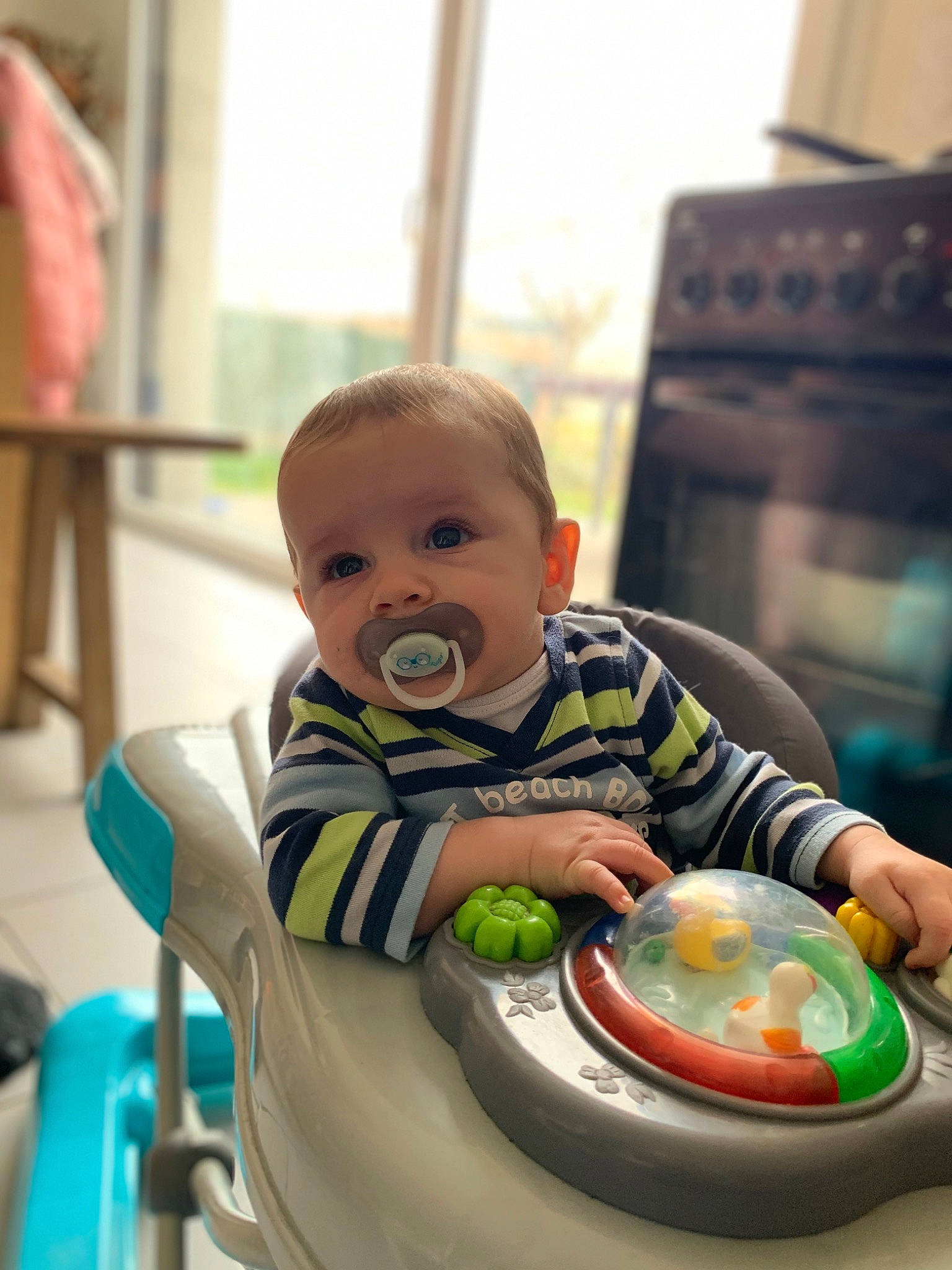 Logan a rejoint le concours — aidez-le/la à gagner de superbes lots ! baby, baby_products, baby_toddler_clothing, bib, chair, cheek, child, drinkware, event, fun, happy, leisure, person, plate, recreation, room, serveware, sitting, table, tableware