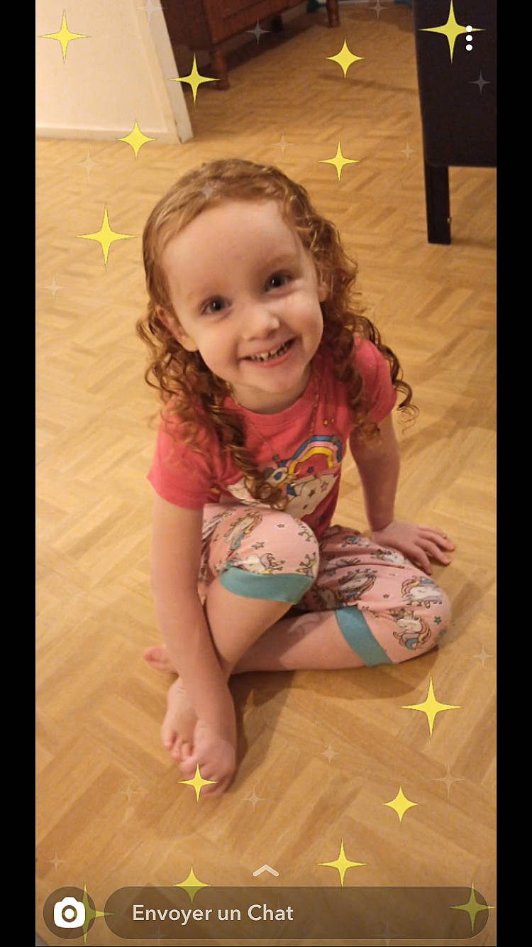 Laly a rejoint le concours — aidez-le/la à gagner de superbes lots ! arm, baby, beauty, cheek, child, face, facial_expression, finger, fun, happy, head, iris, joy, leg, person, play, sitting, skin, smile, toddler