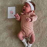 Elina a rejoint le concours — aidez-le/la à gagner de superbes lots ! baby, infant, newborn, carpet, headband, pink_clothing, white_socks, lying_down, card, age_card, one_month, cute, small_hands, small_feet, indoor, soft_texture, portrait, child, person, yawning