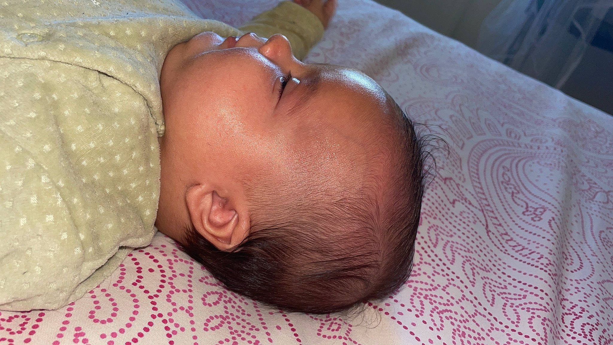 Marin participe au concours pour gagner de l'argent avec cette photo : abdomen, baby, bedtime, cheek, chest, child, childbirth, comfort, eyelash, finger, flesh, head, human_body, mouth, nap, nose, person, room, skin, sleep