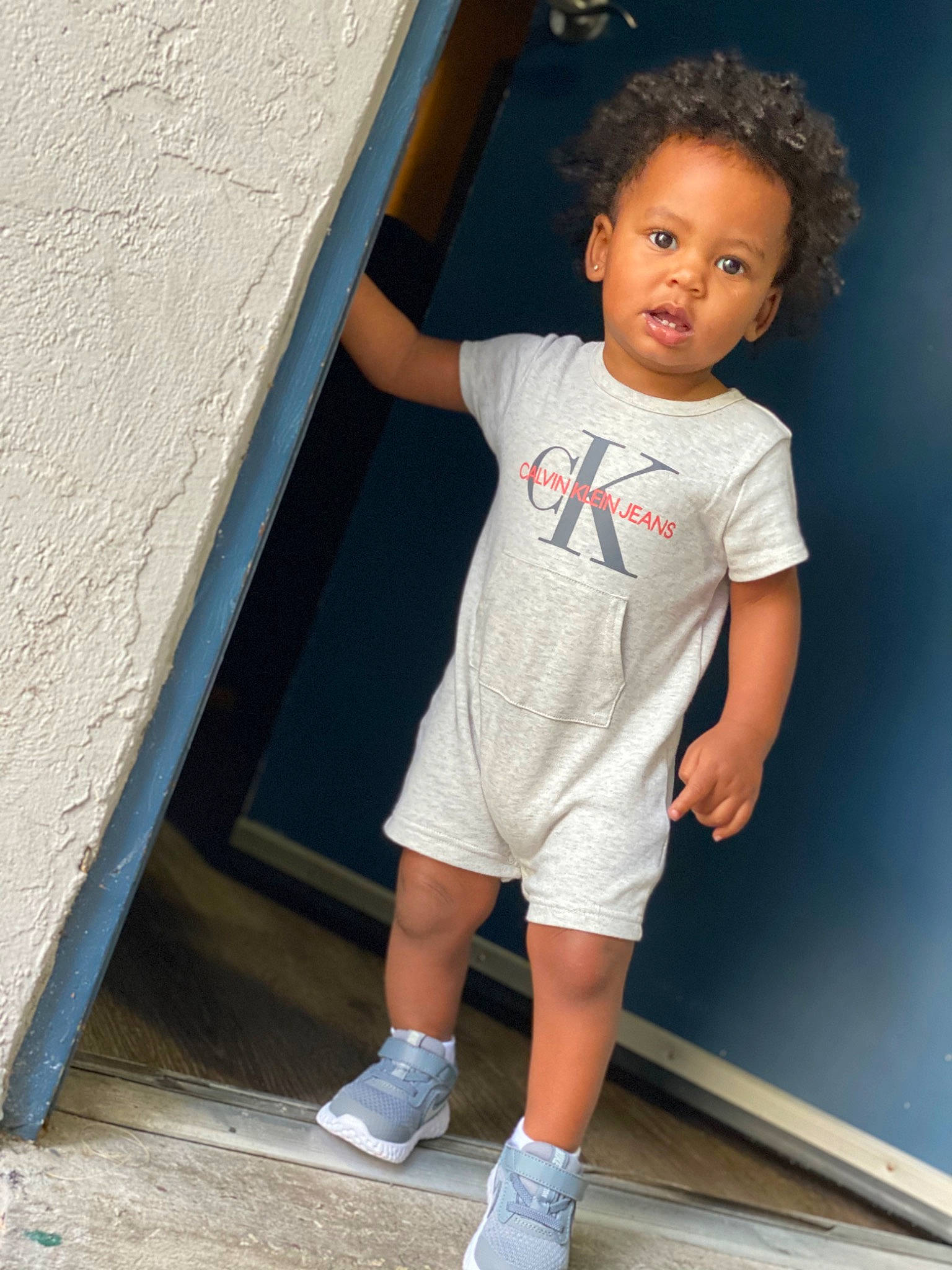 Damari is registered to the contest to win money with this photo: elbow, eye, finger, flash_photography, gesture, hairstyle, happy, head, human_leg, joint, knee, leg, leisure, neck, person, shoulder, sleeve, t_shirt, thigh, toddler