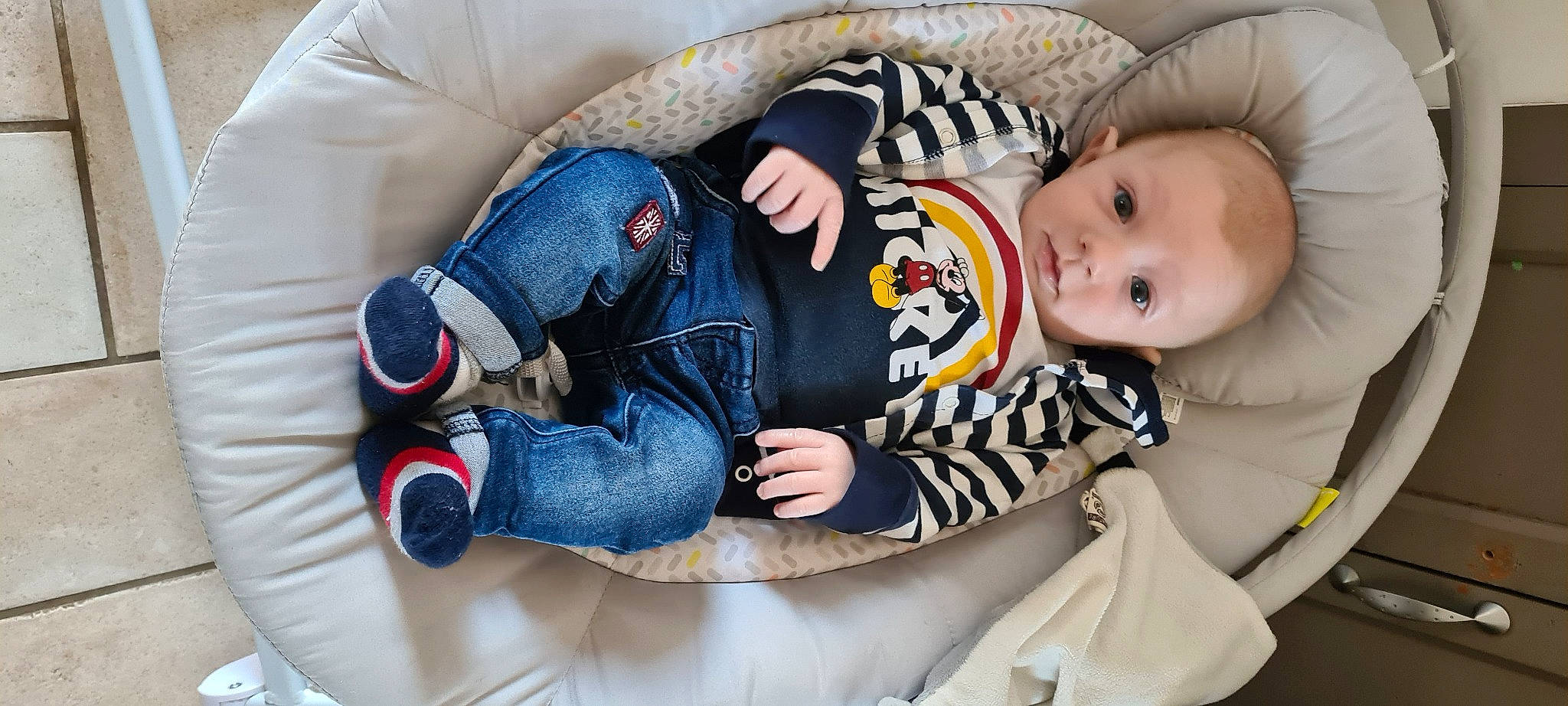 Maël participe au concours pour gagner de l'argent avec cette photo : baby, baby_products, baby_sleeping, baby_toddler_clothing, cheek, child, comfort, couch, denim, eye, fur, human_body, lap, linens, nap, pattern, person, sitting, sleeve, textile