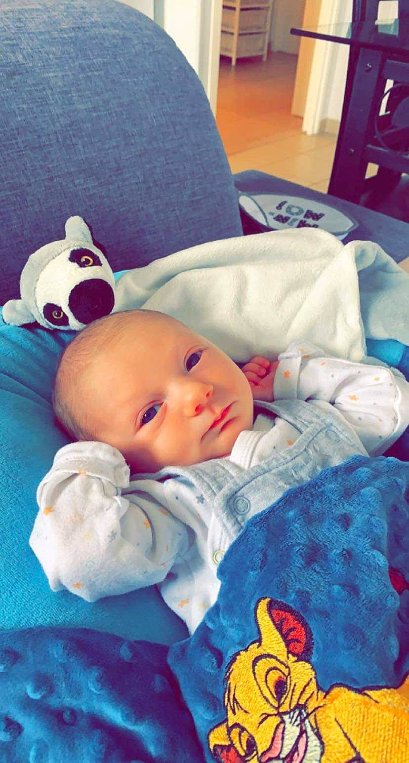 Maël a rejoint le concours — aidez-le/la à gagner de superbes lots ! baby, baby_products, baby_sleeping, baby_toddler_clothing, bedding, bedtime, cheek, child, comfort, couch, face, head, linens, nap, nose, person, room, sitting, skin, sleep