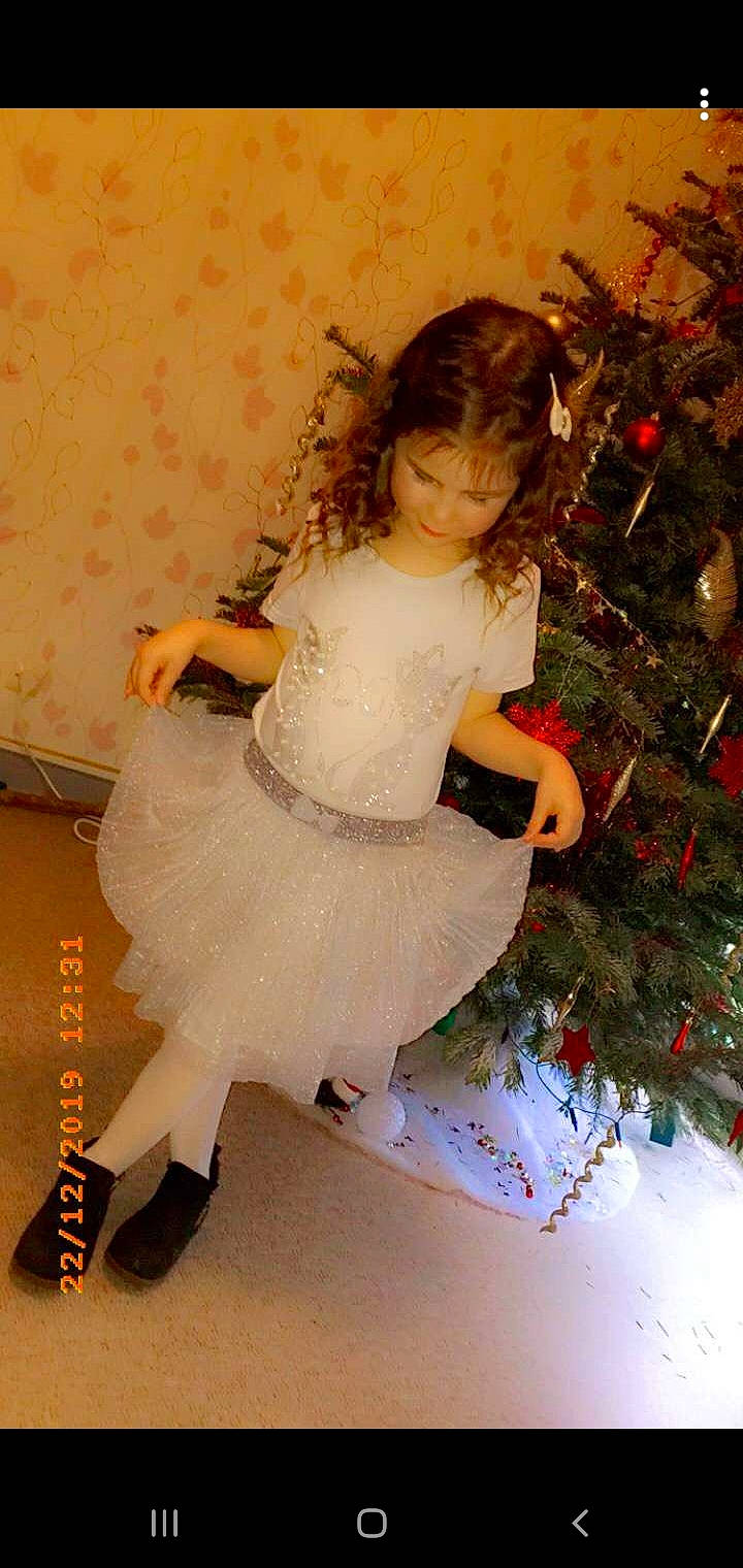 Illyana a rejoint le concours — aidez-le/la à gagner de superbes lots ! child, christmas, christmas_decoration, christmas_ornament, christmas_tree, person