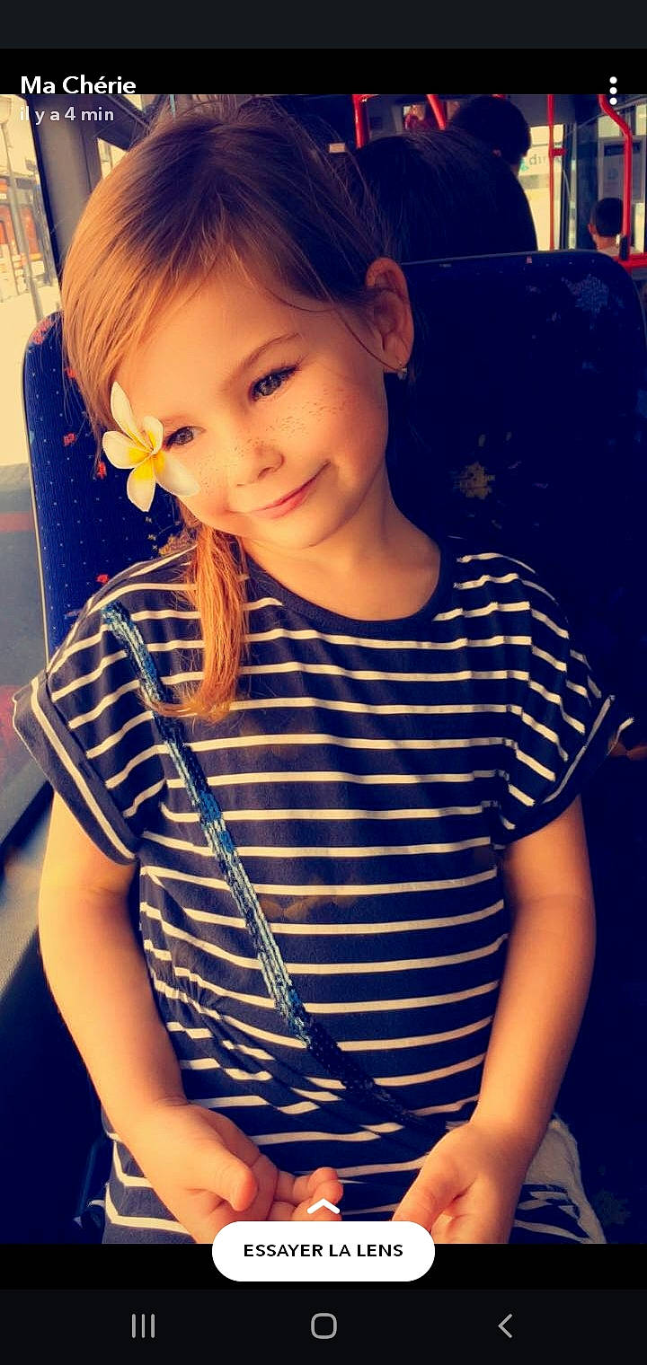 Illyana a rejoint le concours — aidez-le/la à gagner de superbes lots ! arm, beauty, child, child_model, cool, eye, face, forehead, hair, hairstyle, head, joint, leg, neck, nose, person, shoulder, skin, smile, t_shirt