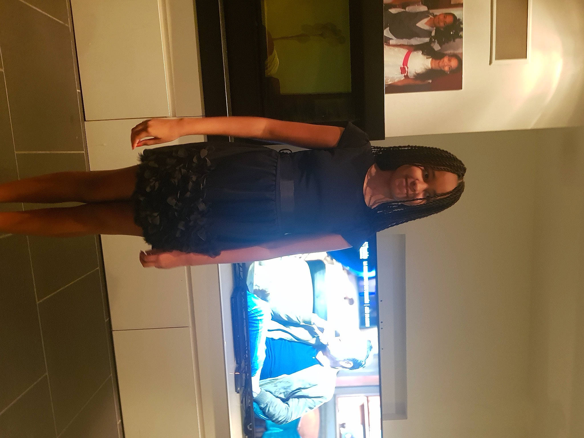 Jade a rejoint le concours — aidez-le/la à gagner de superbes lots ! balance, cleanliness, comfort, display_device, door, elbow, electric_blue, foot, fun, gesture, human_leg, joint, joy, knee, person, picture_frame, room, shoulder, sleeve, thigh