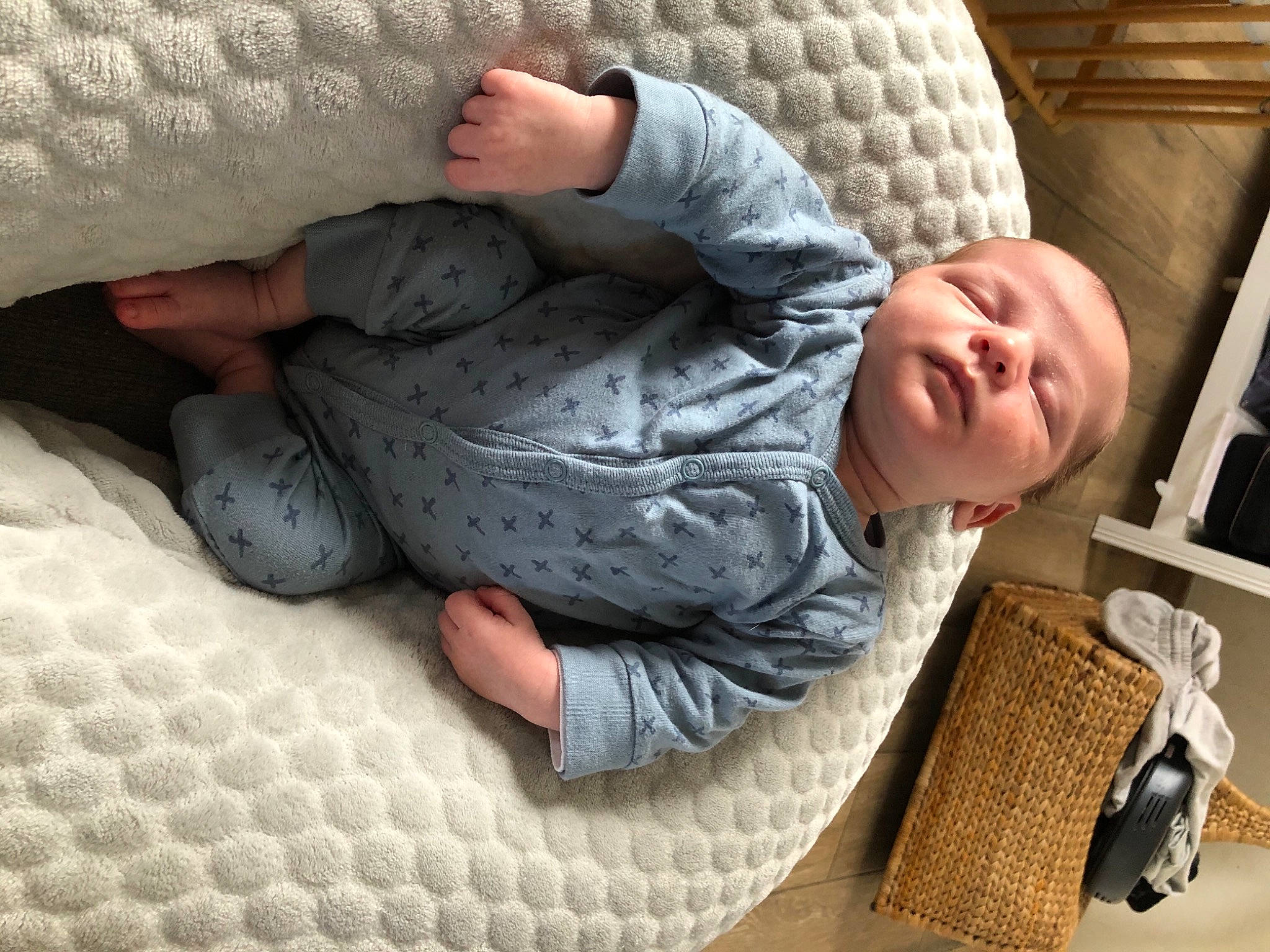 Gabin participe au concours pour gagner de l'argent avec cette photo : baby, baby_sleeping, baby_toddler_clothing, bedding, bedtime, child, comfort, flooring, foot, human_leg, linens, microphone, nap, pattern, person, photograph, room, sitting, sleep, toddler