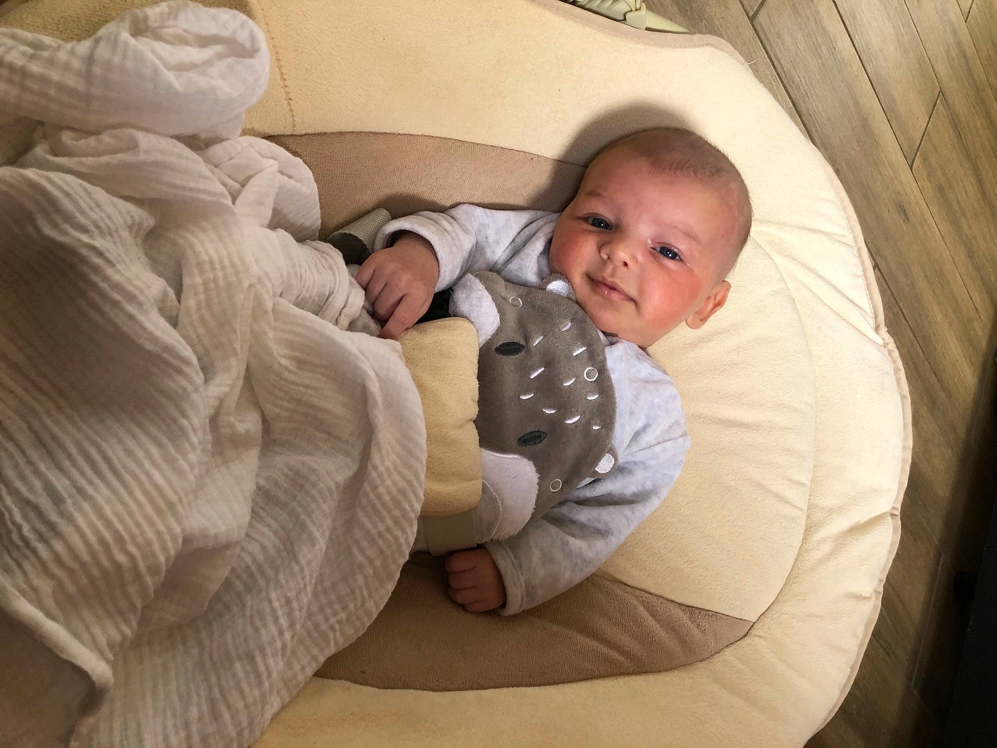 Gabin a rejoint le concours — aidez-le/la à gagner de superbes lots ! baby, baby_products, baby_sleeping, baby_toddler_clothing, bedtime, child, comfort, couch, eye, finger, foot, gesture, head, knee, lap, linens, person, room, sitting, thumb