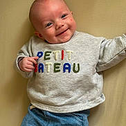 Gabriel a rejoint le concours — aidez-le/la à gagner de superbes lots ! baby, casual, child, clothing, colorful, cute, expression, face, fashion, happy, human, indoor, infant, innocent, jeans, person, portrait, smiling, sweater, young