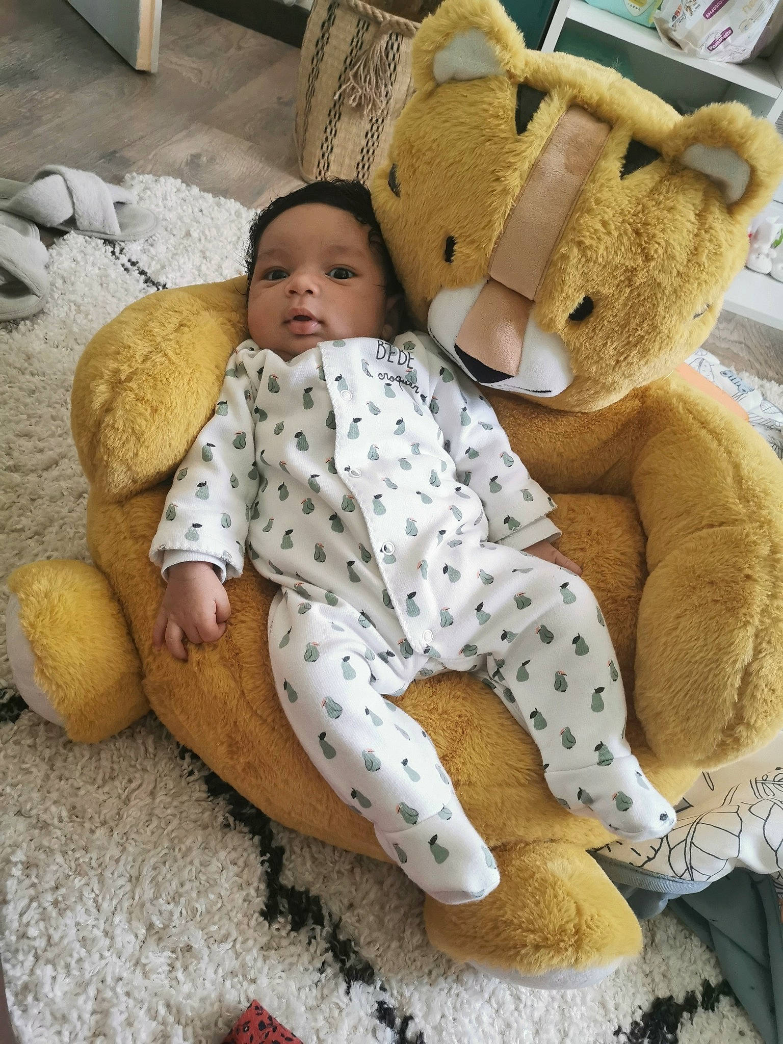 Ismaël participe au concours pour gagner de l'argent avec cette photo : baby, bedding, child, comfort, fawn, flooring, foot, fur, headwear, human_leg, linens, mammal, pattern, person, plush, room, stuffed_toy, textile, thigh, toy