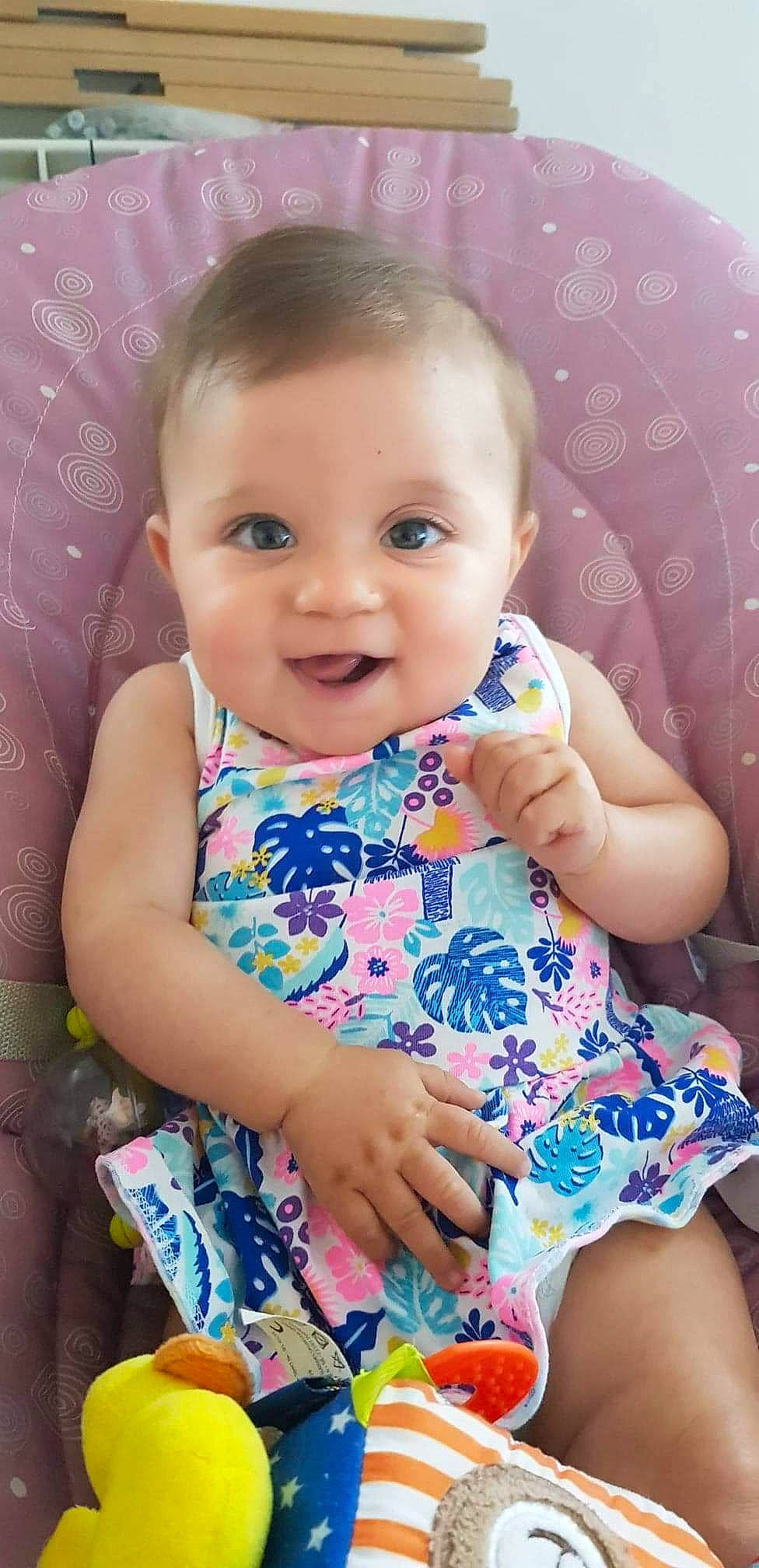 Lya participe au concours pour gagner de l'argent avec cette photo : baby, baby_toddler_clothing, cheek, child, eye, iris, person, play, sitting, skin, smile, toddler